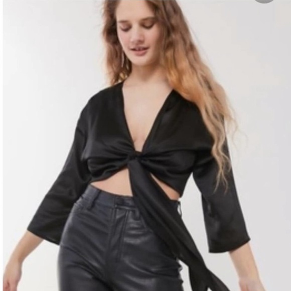 Nwt urban outfitters Nicole satin tie front crop top m - Picture 2 of 7